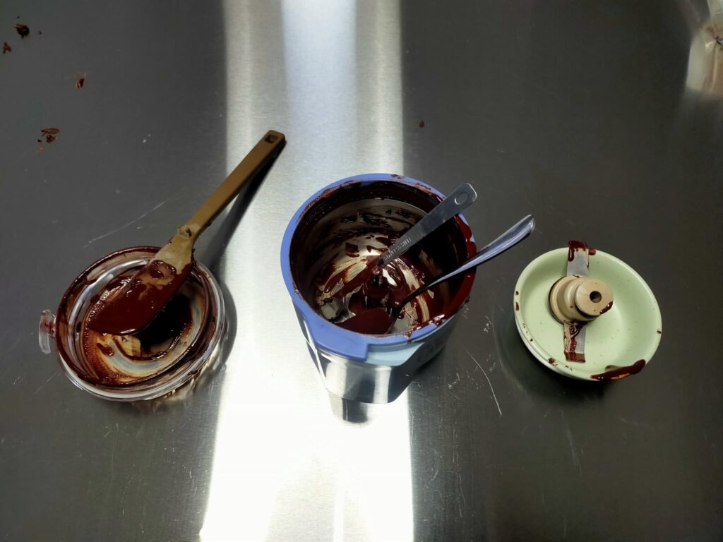 チョコレートを作った後の製菓用具