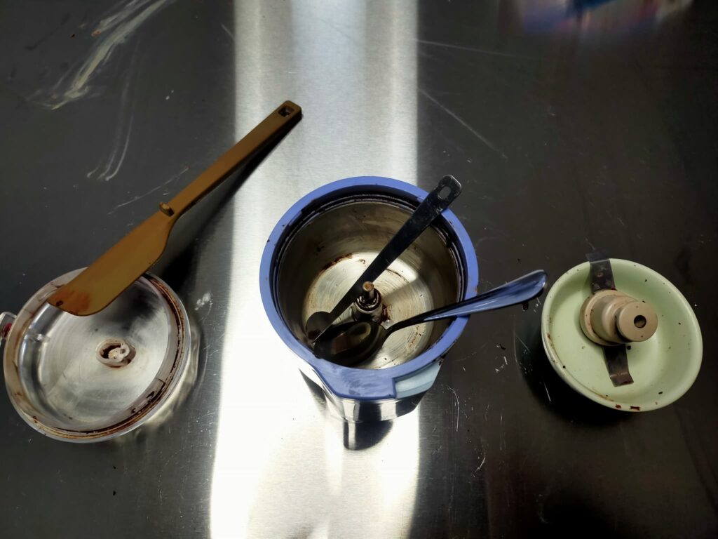 チョコレートを拭き取った後の製菓用具