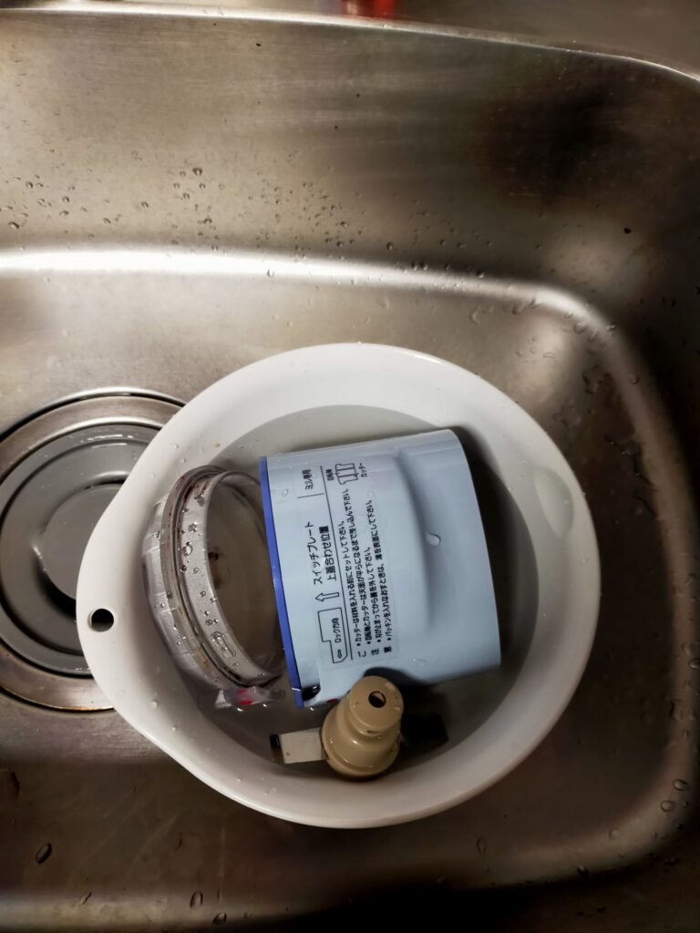 熱湯が注がれた耐熱ボウル