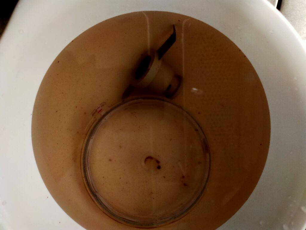 熱湯に溶けだしたチョコレート汚れ