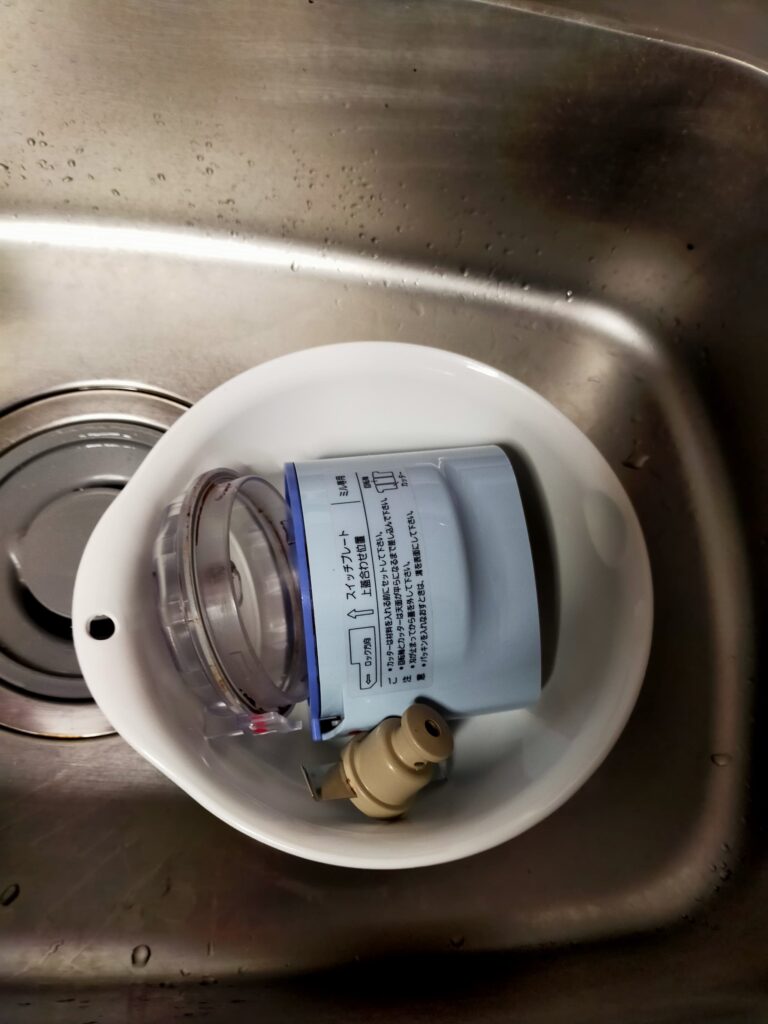 耐熱ボウルに入れられた製菓用具