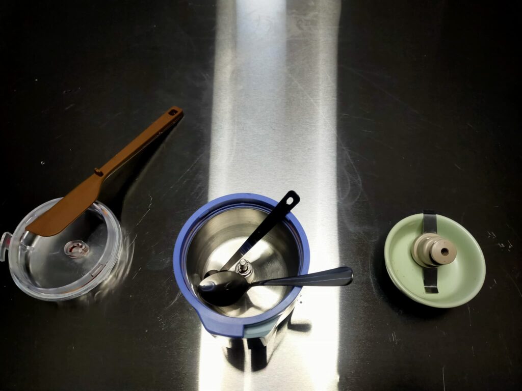 お湯で洗った後の製菓用具